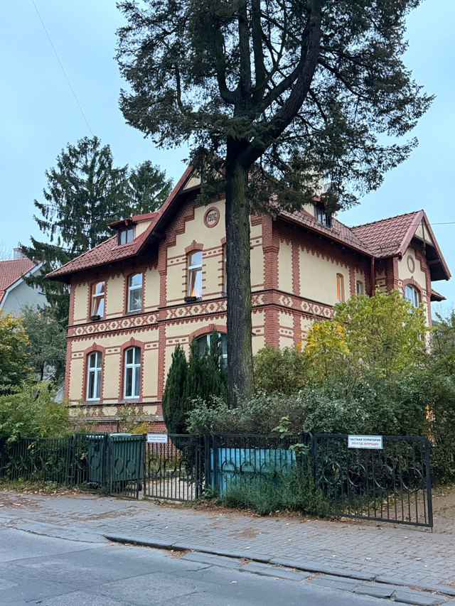 Вилла с деревянными деталями фасада