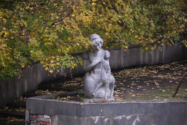 Скульптура у воды в зоопарке